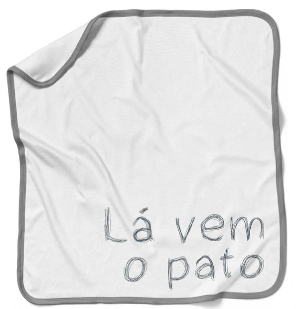 manta-para-bebe-personalizada-frase-la-vem-o-pato