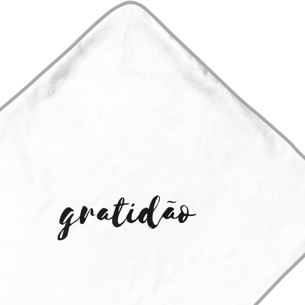 frase gratidão na toalha com capuz