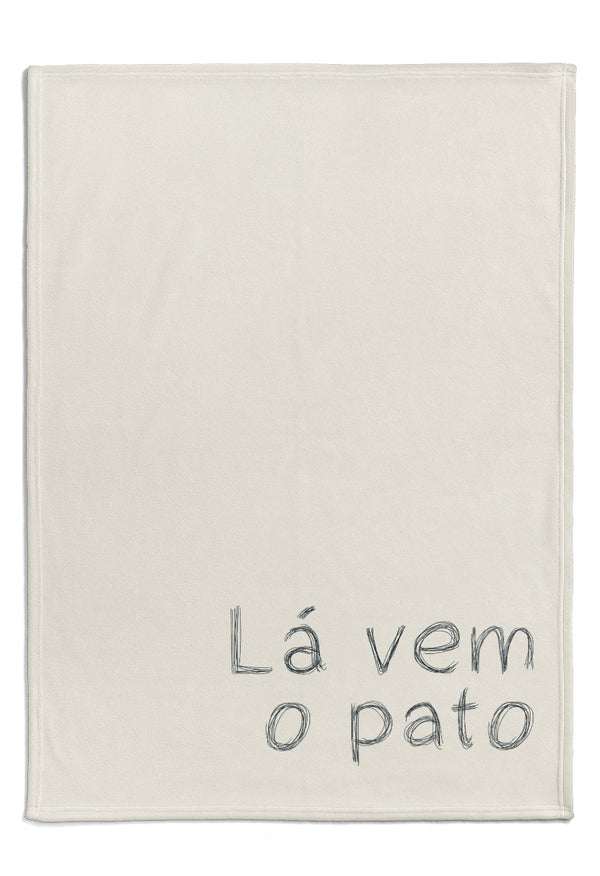 cobertor-personalizado-para-bebe-frase-la-vem-o-pato